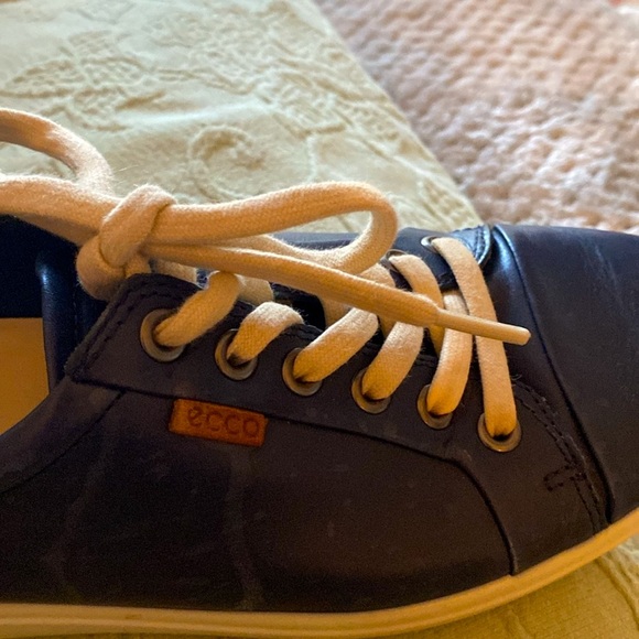 Navy Blue ECCO Leather sneakers. Size39EU/8US. Slight scuff on upper right shoe - Picture 13 of 16